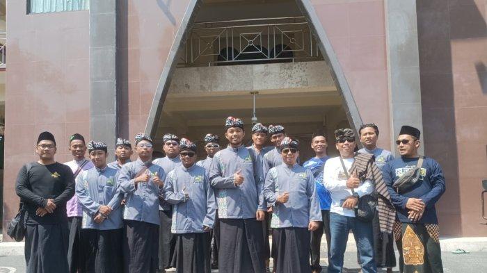 Grup Hadrah At Taqwa Mutu Masjid Polda Bali berfoto bersama sebelum mengikuti Lomba Hadrah Gebyar Hari Santri Nasional (HSN) Tingkat Provinsi Bali Tahun 2023 di Lapangan Bajra Sandi, Kota Denpasar pada Minggu, 22 Oktober 2023. Hadrah At Taqwa Mutu Masjid Polda Bali berhasil menjadi Juara III dalam lomba ini.