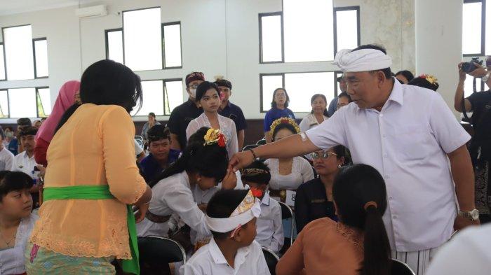 Bupati Jembrana, I Nengah Tamba, saat membuka kegiatan Lomba Bercerita dan Pidato Bahasa Bali tingkat SD dan SMP di Gedung Kesenian Ir. Soekarno, Jembrana, Kamis 5 Oktober 2023.