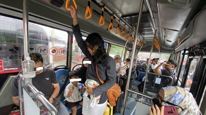 BUS TMD – Sejumlah penumpang tampak menikmati perjalanan bersama Bus TMD , Sabtu (28/12).