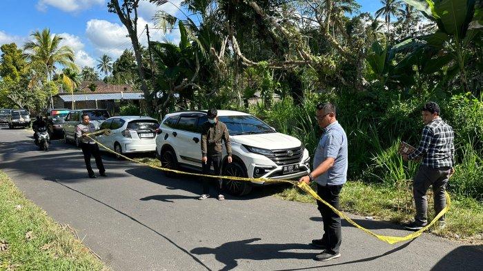 Polisi saat menggelar olah tempat kejadian perkara kasus pengeroyokan.