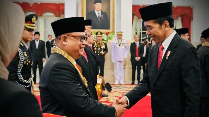 Ari Dwipayana menjadi salah satu penerima Tanda Kehormatan Bintang Jasa Utama dari Presiden Joko Widodo. Acara penganugerahan tanda kehormatan tersebut digelar di Istana Negara, Jakarta, pada Senin, 14 Agustus 2023.