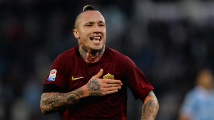 Gelandang AS Roma, Radja Nainggolan, merayakan gol yang dia cetak ke gawang Lazio dalam pertandingan Serie A di Stadion Olimpico, Roma, Italia, pada 4 Desember 2016.