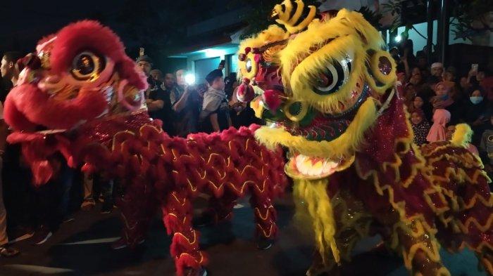 Penampilan Barongsai di malam Takbiran