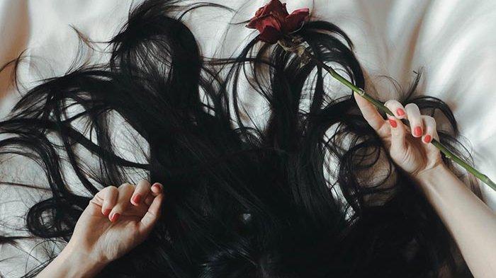 Ilustrasi tidur dengan rambut basah