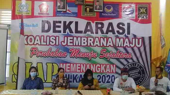Mantan Anggota DPRD Jembrana PDIP yang juga Mantan Bupati Banyuwangi, Ratna Ani Lestari yang mengarahkan dukungannya ke pasangan Nengah Tamba-Gede Ngurah Patriana Krisna (Tepat). Dukungan ini terlihat saat Ratna Ani Lestari datang ke Sekretariat KJM yang juga Kantor DPD II Golkar Jembrana, Senin (12/10/2020).