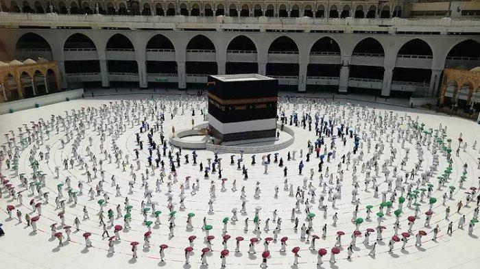 Ratusan jemaah Muslim mengelilingi Kabah, bangunan berbentuk kubus di Masjid Al Haram, sembari menerapkan jaga jarak sosial untuk melindungi diri dari virus corona, di kota suci Muslim di Mekkah, Arab Saudi, Rabu, 29 Juli, 2020.