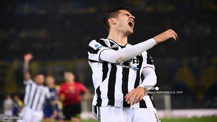 Reaksi penyerang Juventus Spanyol Alvaro Morata selama pertandingan sepak bola Serie A Italia antara Hellas Verona dan Juventus pada 30 Oktober 2021 di stadion Bentegodi di Verona.