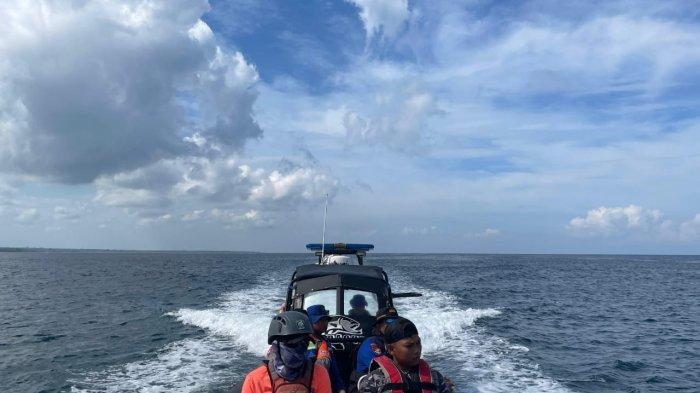 Tim SAR gabungan melakukan pencarian korban KMP Tunu Pratama Jaya di sisi selatan perairan Selat Bali.