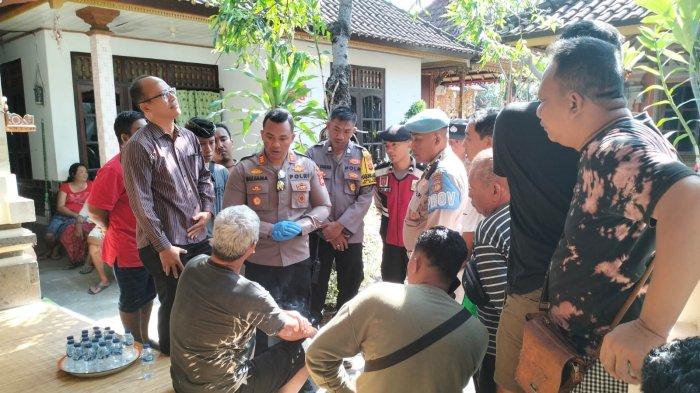 Polisi saat melakukan olah TKP di kediaman Komang WA (19), remaja asal Dusun Lepang yang ditemukan lemas tidak bernyawa di kamar tidurnya, Rabu (27/9/2023).