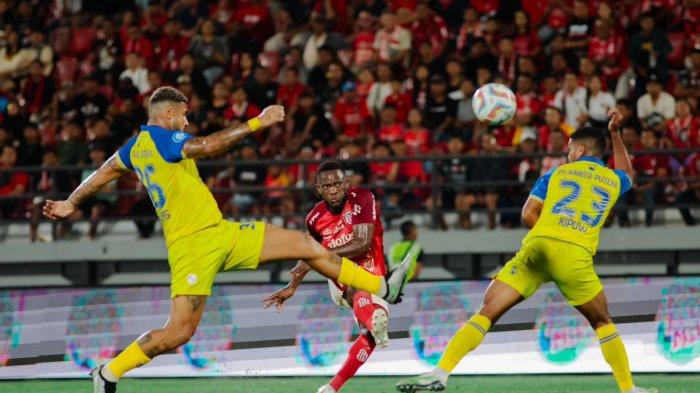 Bali United merangkak ke papan atas klasemen Liga 1 Indonesia 2023-2024, yakni ke posisi ke-3 usai mengandaskan Barito Putera.
Dengan skor tipis 2-1 di Stadion Kapten I Wayan Dipta Gianyar Bali, pada Minggu 27 Agustus 2023 malam.