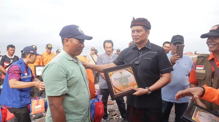 Sebanyak 22 orang yang terdiri dari 12 nelayan dan 10 orang relawan, yang membantu proses evakuasi korban tenggelamnya kapal motor penumpang (KMP) Tunu Pratama Jaya, mendapat piagam penghargaan dari Bupati Jembrana, I Made Kembang Hartawan.