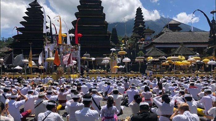 Ribuan pemedek padati Pura Besakih Karangasem pada Tawur Tabuh Gentuh lan Karya Ida Bhatara Turun Kabeh.