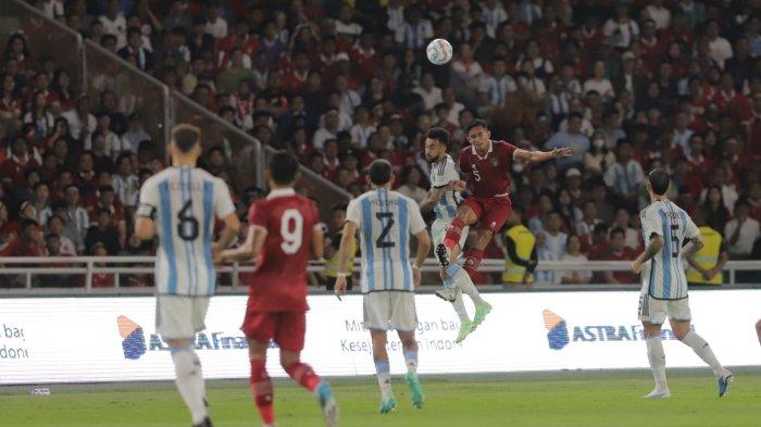 Rizky Ridho (merah) tengah berduel dengan salah satu pemain Argentina dalam laga Indonesia vs Argentina yang berkesudahan 0-2 untuk kemenangan tim Tango, 19 Juni 2023.