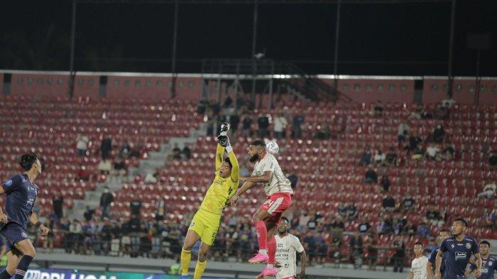 Bali United Vs Arema FC, berakhir dengan skor tak terduga.
Serdadu Tridatu berhasil membuat Singo Edan babak belur.
Tambahan waktu 3 menit, tidak mengubah sko akhir yakni 3-1.
Ini tentu menjadi kemenangan beruntun Bali United, setelah sebelumnya berhasil meraih kemenangan dari Madura United.