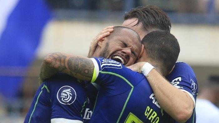 DDS Menangis - DDS alias David da Silva dipastikan akan tampil, dalam laga lanjutan Liga 1 Indonesia 2023-2024, antara Persib Bandung vs RANS Nusantara FC.
Di mana sebelumnya, DDS dikabarkan mengalami cedera pada pertandingan yang lalu.
Walaupun banyak Bobotoh yang ingin agar DDS out, karena hasil minor sebelumnya. Namun tak sedikit yang berharap agar DDS tetap memperkuat Persib Bandung.