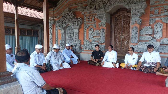I Gede Sumarjaya Linggih dan Jro Mangku Ketut Sudikerta saat melayat ke Puri Mahari Ubud kediaman mendiang Tjokorda Gde Budi Suryawan, Kamis 29 Juni 2023.