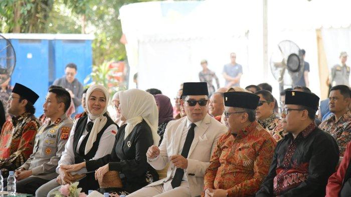 Sekjen PDIP, Hasto Kristiyanto, turut hadir dalam kegiatan groundbreaking monumen Plaza Bung Karno yang akan dibangun di Taman Saparua, Kota Bandung.
Dalam kegiatan itu, Hasto turut menyampaikan kata sambutan.
Di sela kata sambutan itu, Hasto sempat menyelipkan pantun pada akhir kata sambutannya.
Dalam pantun tersebut, dia menyebut Gubernur Jabar, Ridwan Kamil, sebagai bakal Calon Wakil Presiden pendamping Ganjar Pranowo.