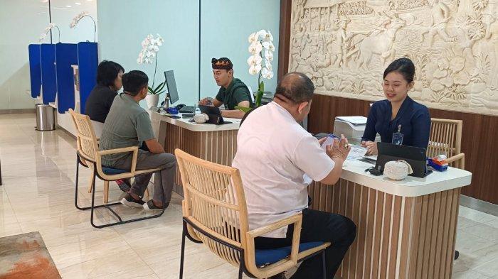 LAYANAN - Libur panjang hari Raya Nyepi Caka 1947 dan dan Idul Fitri 1446 H sudah di depan mata.
Dalam menyikapi libur panjang ini, BRI berkomitmen memberikan layanan perbankan yang optimal kepada nasabahnya.
Regional CEO BRI Denpasar, Hery Noercahya mengatakan, BRI akan tetap buka dengan memberikan layanan terbatas pada tanggal 30 Maret, 2 April, dan 4 April 2025.