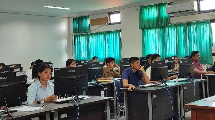 Jalur Mandiri CBT - Calon mahasiswa baru Undiksha saat mengikuti seleksi jalur mandiri CBT hari kedua, Selasa (10/6/2025).