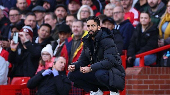 Pelatih Manchester United, Ruben Amorim saat memantau pemain dari sisi lapangan.