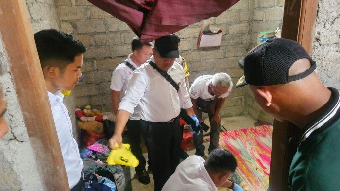 Kepolisian melakukan olah TKP di rumah seorang remaja yang meninggal dunia karena tersetrum listrik saat menyetrika, Senin 2 Desember 2024