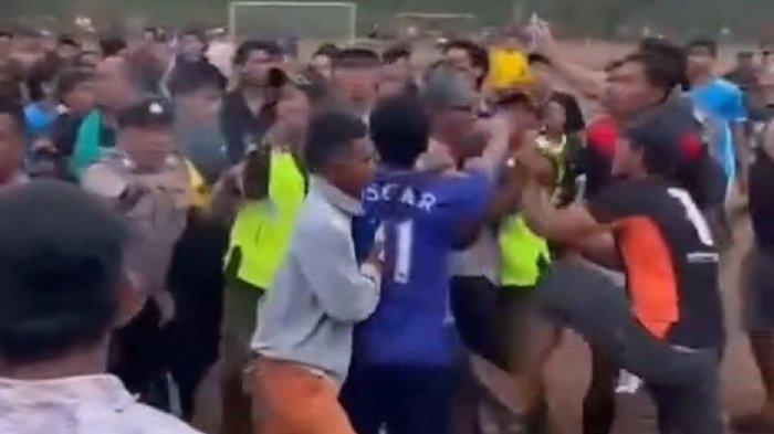 Video arena sepak bola antar kampung (Tarkam), berubah menjadi ajang adu jotos viral di media sosial.
Seorang pemain sepak bola dikeroyok. Keributan tersebut bermula dari antar pemain, kemudian meluas hingga antar suporter.