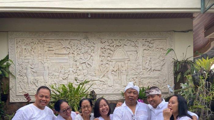 Sang Ketut Mahadewa alias Sang Kecuk sedang video call bersama ibu dan saudara-saudaranya, Senin (4/9). Mereka adalah keluarga dari Pj Gubernur Bali, Irjen Sang Made Mahendra Jaya.