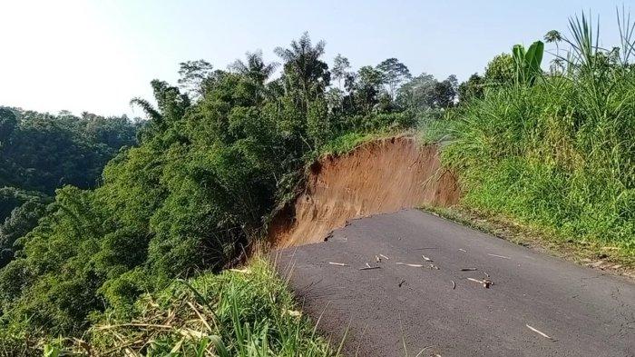 Jebol - Ruas jalan penghubung Banjar Dinas Malet Tengah, Desa Tiga dengan Banjar Dinas Malet Gusti, Desa Penglumbaran, Kecamatan Susut yang jebol pada Rabu (10/4/2024)