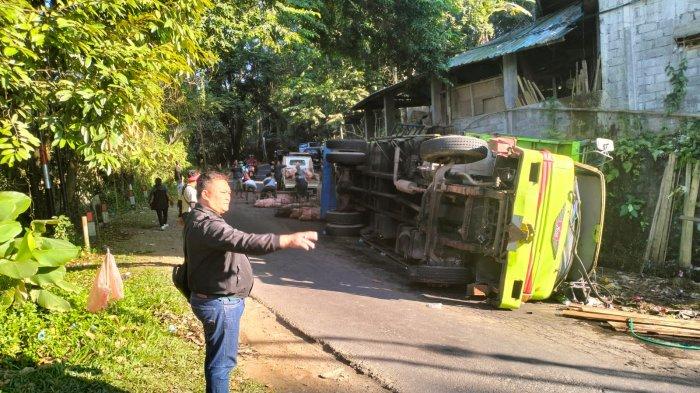 Polisi ketika melakukan pengaturan lalu lintas akibat truk pengangkut babi yang mengalami kecelakaan tunggal. Minggu (3/9/2023)