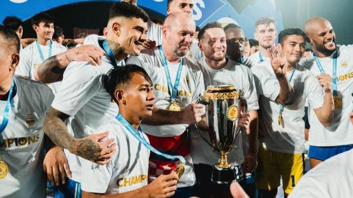 Persib Bandung menjuarai Liga 1 2023-2024 dengan keunggulan agregat 6-1. Tak hanya itu, Bojan Hodak dan David da Silva pun mendapat hadiah lainnya.