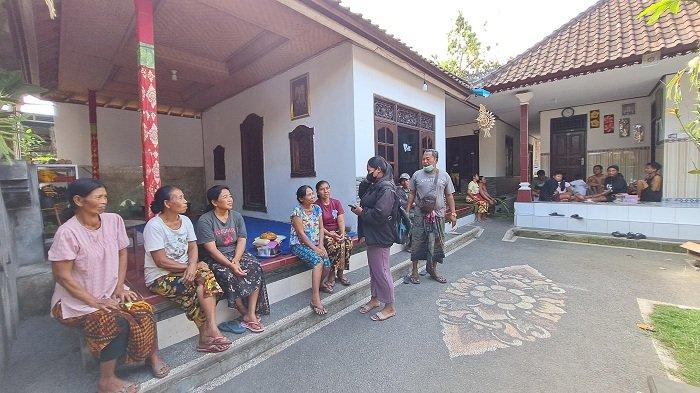 Suasana di rumah duka mendiang Kadek Hardiyani alias Dek Ani di Banjar Teruna, Desa Tamanbali, Bangli, Minggu (3/9/2023). Ia adalah salah satu korban jiwa tragedi lift maut di Ayu Terra Resort Ubud.