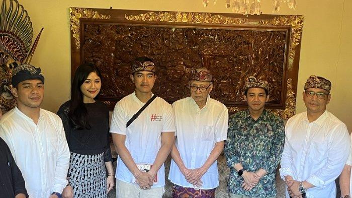 Ketua Umum PSI, Kaesang Pangarep (tiga dari kiri), Sekjen PSI Raja Juli Antoni (dua dari kanan), Ketua DPW PSI Bali I Nengah Yasa Adi Susanto (ujung kanan), bersama dengan sejumlah tokoh masyarakat Bali