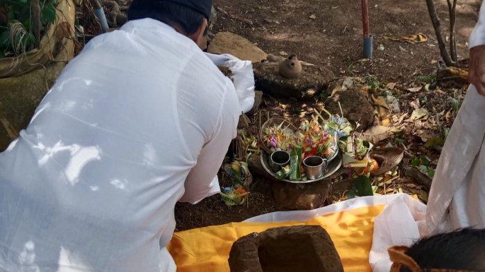 IDENTIFIKASI – Petugas dari Balai Pelestari Kebudayaan Wilayah XV dan Disbud Buleleng saat mengidentifikasi temuan sarkofagus di Pura Kembulan, Desa Adat Tegal, Desa Mengening, Kecamatan Kubutambahan, Kabupaten Buleleng, Rabu (21/8).