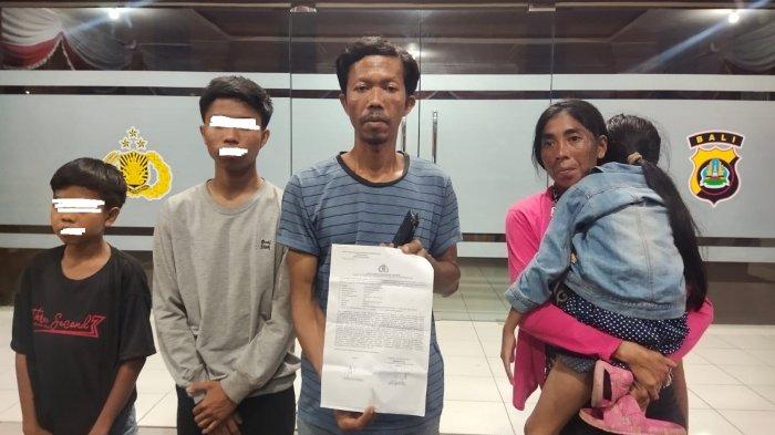 Dewa Putu Subiksa bersama keluarganya saat melapor ke Polres Buleleng lantaran mendapat ancaman akan dibunuh.