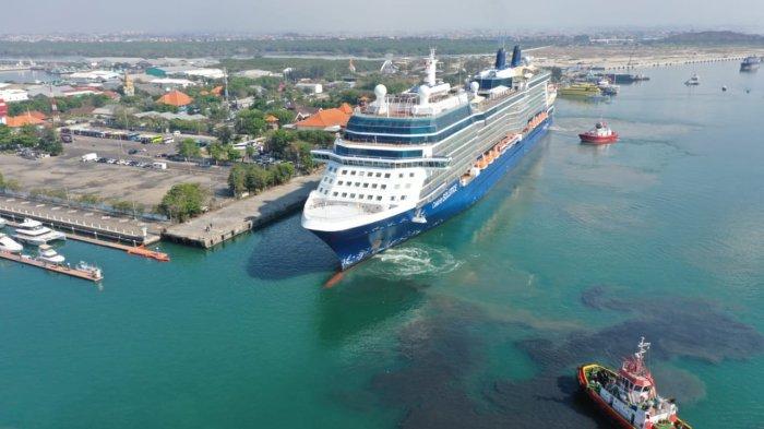 Dengan memiliki bobot mencapai 121.878 GT menjadikan Celebrity Solstice sebagai kapal terbesar yang pernah singgah di Pelabuhan Benoa. Kapal ini juga tercatat membawa 3.944 orang yang terdiri dari penumpang 2.776 dan kru kapal 1.168 orang. Yang merupakan kapal dengan jumlah penumpang terbanyak yang pernah sandar di Pelabuhan Benoa.