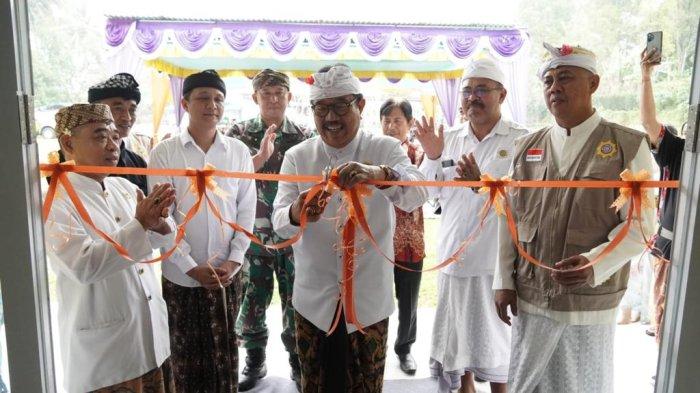 Wakil Gubernur Bali Prof. Tjokorda Oka Artha Ardhana Sukawati, yang didampingi oleh Ketua PHDI Jawa Timur, Pembimas Jawa Timur, Ketua DDP Pradah Jawa Timur, dan PHDI Lumajang, turut menyaksikan prosesi mapepada wewalungan yang dipuput oleh Ida Pedanda Gunung Sari.
Serangkaian karya pujawali di pura Mandara Giri Semeru Agung, Kecamatan Senduro, Kabupaten Lumajang, Jawa Timur, Minggu , Redite, Wuku Wariga, 2 Juli 2023.
