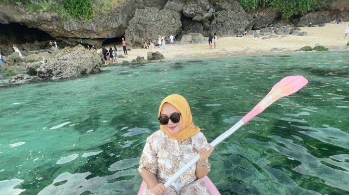 Bermain kano di pantai menjadi salah satu aktivitas seru yang bisa dicoba.