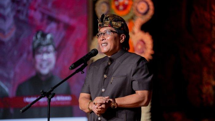 Bupati Giri Prasta menyerahkan hibah untuk Kota Denpasar, di Gedung Dharma Negara Alaya, Lumintang Denpasar, Senin (6/5/2024).