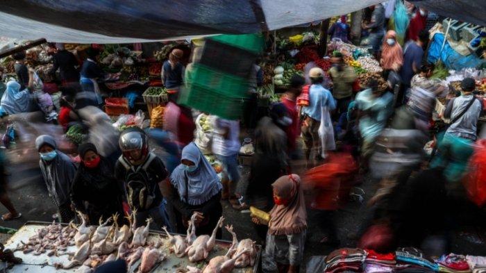 Warga berbelanja di Pasar Kebayoran Lama, Jakarta Selatan.