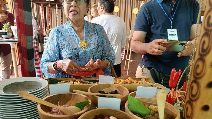 Peracik sambal Puri Ageng Klungkung, Cokorda Istri Agung Adnyani mengatakan, sambal dedalu merupakan salah satu sambal yang memiliki sejarah kelam Puri Klungkung. Sebab, sambal dengan racikan terasi, kelapa dan bawang goreng itu, tercipta saat Puri Klungkung hidup dalam kemiskinan.