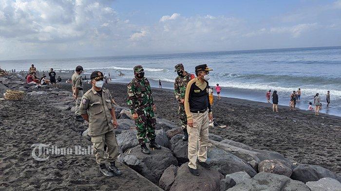 Satuan Polisi Air Udara (Satpolairud) Polres Klungkung memasang bendera berwarna merah di sepanjang pesisir Pantai Watu Klotok, Minggu (10/9/2023).
Ini sebagai penanda, jika warga dilarang untuk melakukan aktivitas berenang di Pantai Watu Klotok.