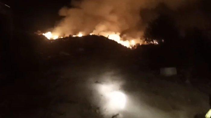 TPA Jungutbatu, di Pulau Lembongan, Kecamatan Nusa Penida terbakar, Selasa (24/10/2023) malam.