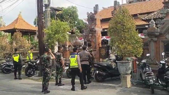 PATROLI - Personel TNI - Polri berpatroli setelah tahap pemungutan suara Pilkada serentak 2024 di Bali kemarin. Di antaranya Bhabinkamtibmas Polsek Denpasar Timur melaksanakan cooling system yang bertujuan edukasi masyarakat agar tetap menjaga keharmonisan sosial dan kerukunan.