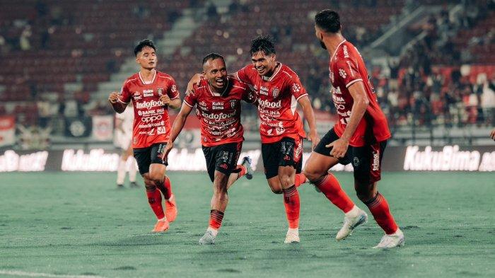 Pemain Bali United berselebrasi merayakan gol ke gawang Persija Jakarta.