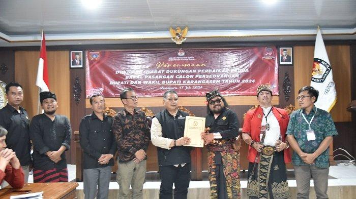 SETOR PERSYARATAN - Pasangan bakal calon jalur perseorangan, I Wayan Kari Subali dan Ketut Putra Ismaya Jaya (Karisma) menyerahkan sisa kekurangan syarat dukungan ke KPU Karangasem, Rabu (17/7) malam.