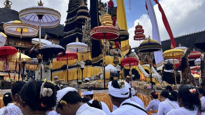 SEMBAHYANG - Suasana Upacara Sakral Ida Bhatara Turun Kabeh di Pura Besakih yang dilakukan Mitra Grab bersama masyarakat Bali (1/5/2025).