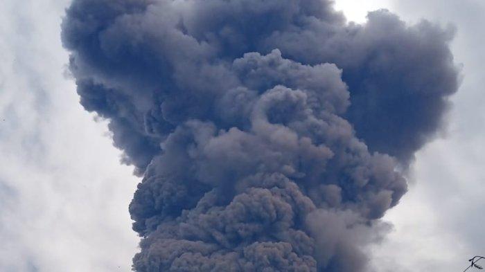 Pos Pengamatan Gunung Api (PGA) Lewotobi menyatakan, kolom abu letusan teramati mencapai tinggi 8 kilometer di atas puncak kawah.