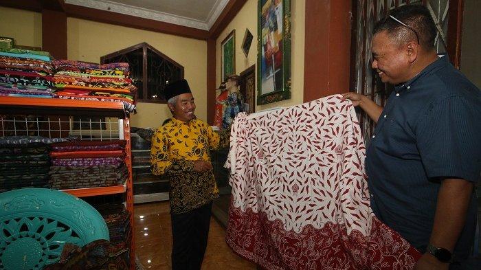 Samsir, Pelopor Batik Sasambo saat memperlihatkan batiknya kepada Tim Telkom.