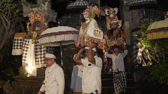 Ari Dwipayana saat menuju ke Pura Desa di Ubud bersama penari dan membawa topeng atau tapel yang sudah dipasupati.