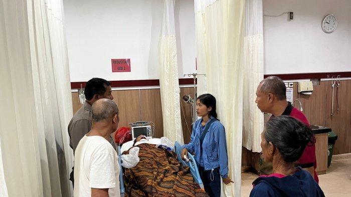 HANYUT - Remaja asal Desa Subagan, Karangasem I Gede Mei Aditya saat mendapat perawatan, Kamis (31/10). Ia hanyut di saluran irigasi dan mengalami luka parah di wajah.